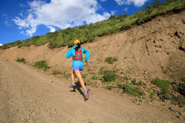 Giovane donna che corre su strada — Foto Stock