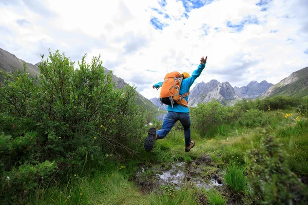 Dağlarda yürüyüş yapan bir kadın