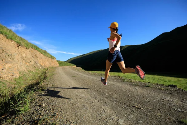 Dağ yolda çalışan kadın