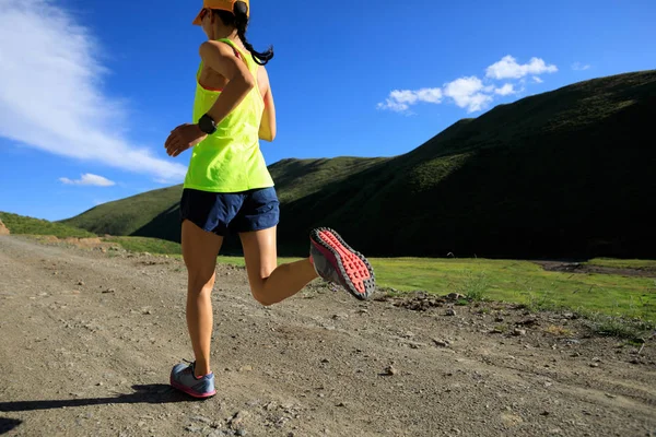 dağ iz üzerinde çalışan kadın