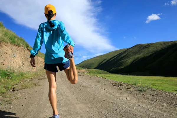 Jonge Fitness Vrouw Warming Vóór Run Trail — Stockfoto