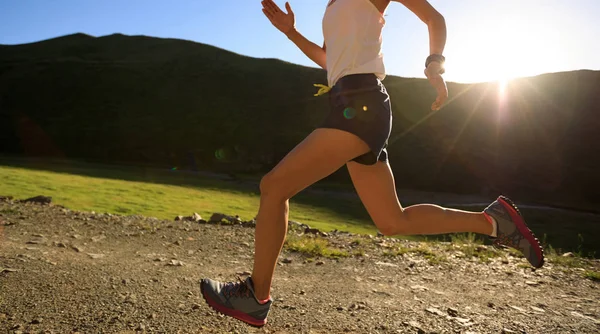 Donna che corre su strada di montagna — Foto Stock