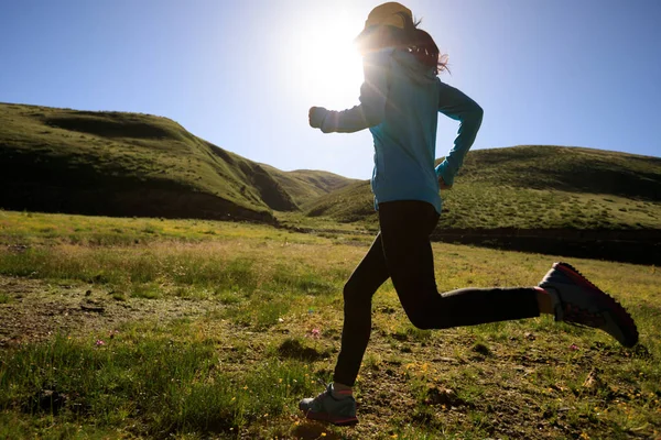 Mujer corriendo al aire libre — Foto de Stock