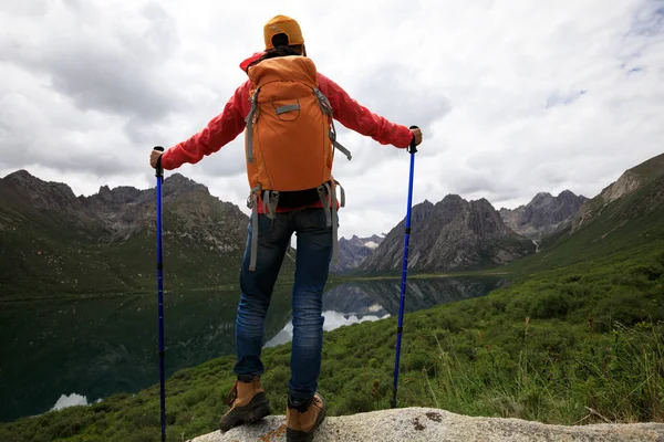 Yürüyüşe çıkan genç kadın. 