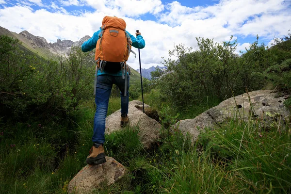 Caminhante mulher com mochila — Fotografia de Stock