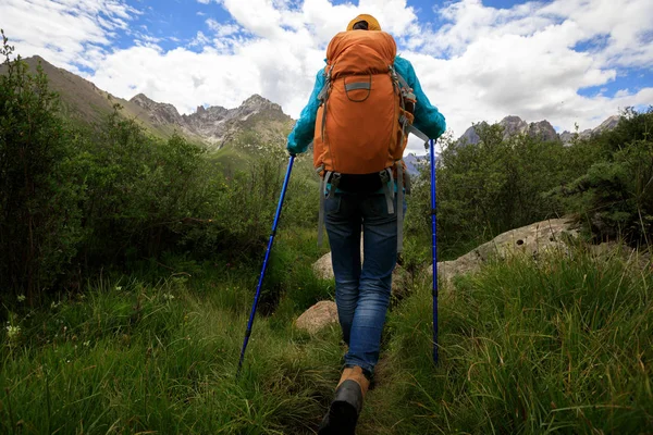 Caminhante mulher com mochila — Fotografia de Stock