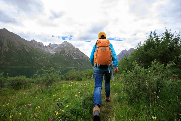 Yürüyüşe çıkan genç kadın. 