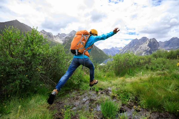 Mujer Joven Saltando Sobre Pantano Las Montañas — Foto de Stock