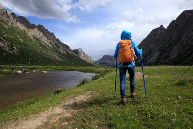 doğada hiking sırt çantası olan kadın