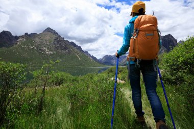 doğada hiking sırt çantası olan kadın