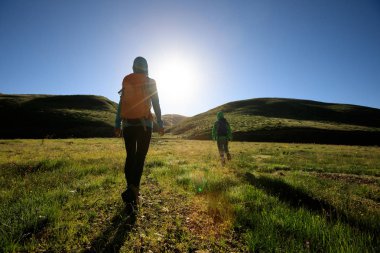 dağlarda hiking kadınlar