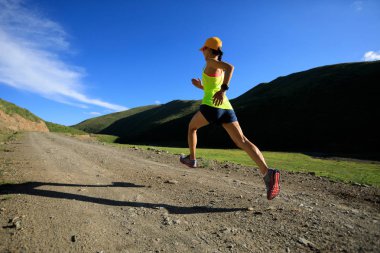 Dağ yolda çalışan kadın