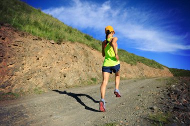 Dağ yolda çalışan kadın