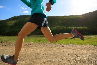 Dağ yolda çalışan kadın