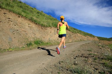 Dağ yolda çalışan kadın