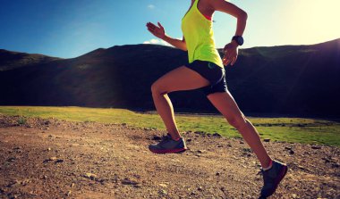 Dağ yolda çalışan kadın