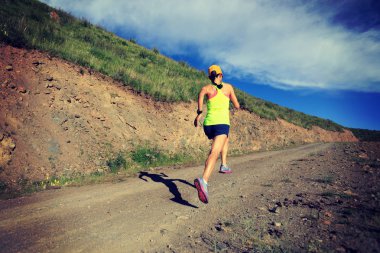 Dağ yolda çalışan kadın