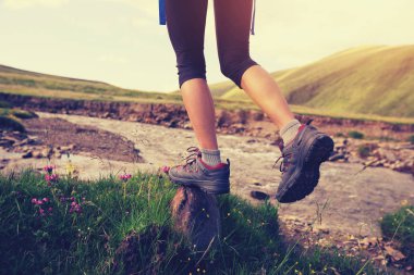  Riverside üzerinde yürüyüş bacaklar