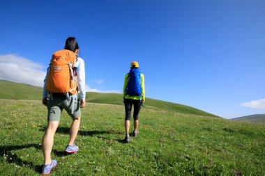 iki kadın arkadaş otlak dağlar ilk hiking