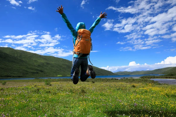 genç kadınla çimenlerin üzerinde atlama 