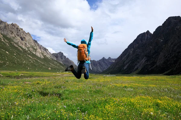 Молодая женщина прыгает на траве — стоковое фото