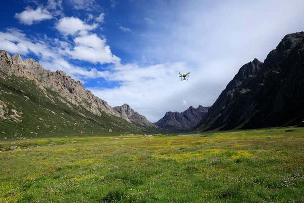 Fliegende Drohne am Himmel — Stockfoto