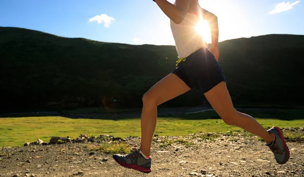 Donna che corre su strada di montagna — Foto Stock