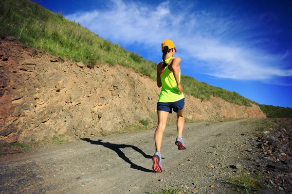 Dağ yolda çalışan kadın