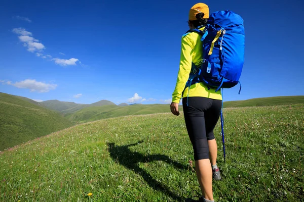 yeşil çayır üzerinde yürüyen genç kadın