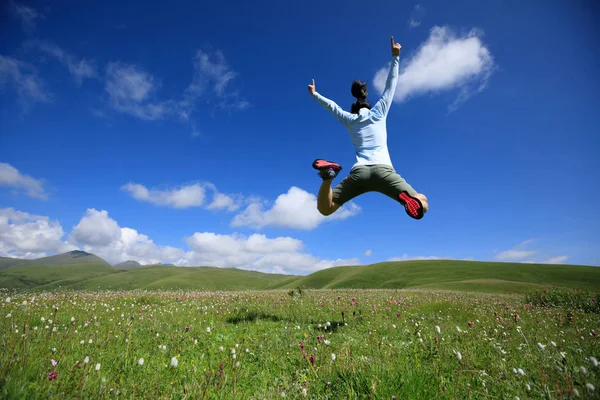 Mujer Joven Saltando Prado Montaña — Foto de Stock