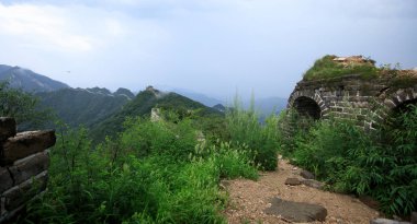 dağlar ve Çin Seddi