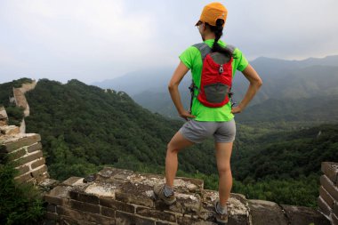 Çin Seddi üzerinde genç kadın