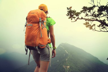 genç kadın uzun yürüyüşe çıkan kimse