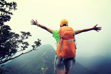 Kollarını açarak duran genç kadın