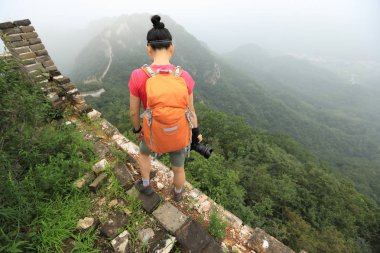 genç kadın fotoğrafçı ile fotoğraf makinesi