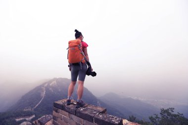 genç kadın fotoğrafçı ile fotoğraf makinesi