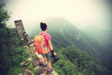 genç kadın fotoğrafçı ile fotoğraf makinesi 