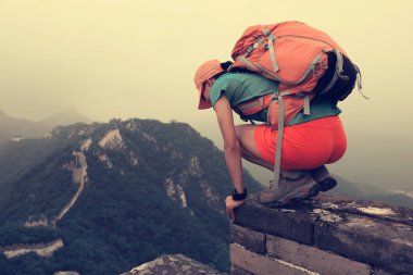 genç kadın uzun yürüyüşe çıkan kimse