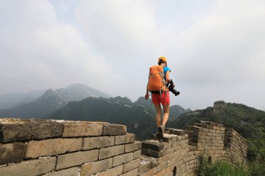 genç kadın fotoğrafçı ile fotoğraf makinesi 