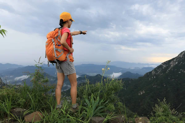 Young woman hiker enjoying view — Stock Photo, Image