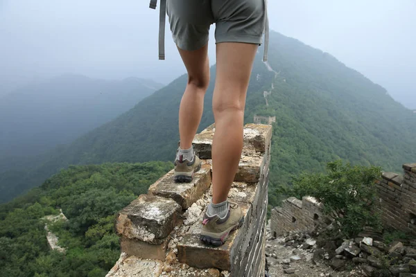 Jambes féminines en bottes — Photo