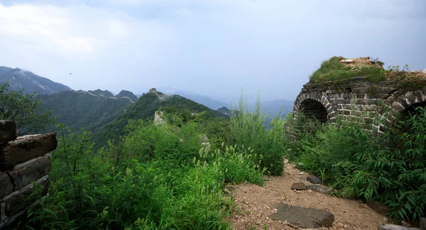 Βουνά και το Σινικό Τείχος στην Κίνα — Φωτογραφία Αρχείου