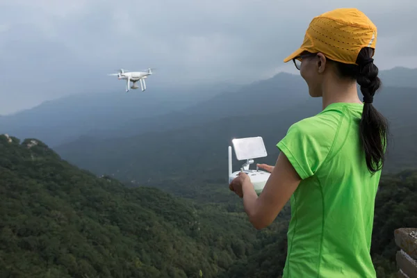 Nő bevétel fénykép-val közlekedő drone — Stock Fotó