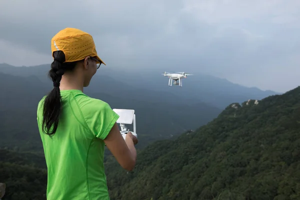 Nő bevétel fénykép-val közlekedő drone — Stock Fotó