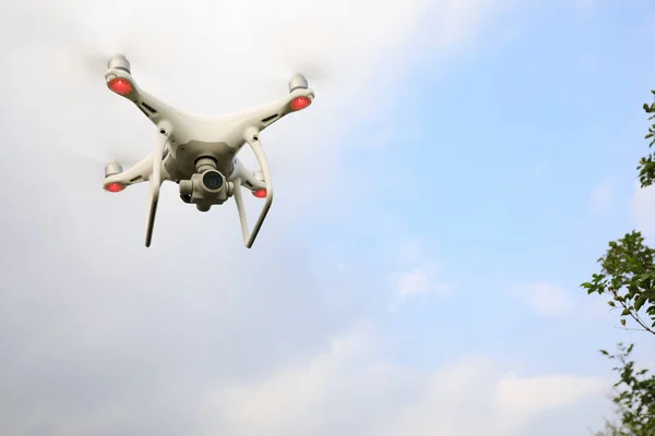 A levegőben repülő drone — Stock Fotó