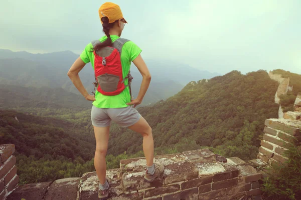 Çin Seddi üzerinde genç kadın
