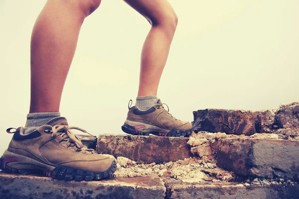 Gambe femminili in stivali — Foto Stock