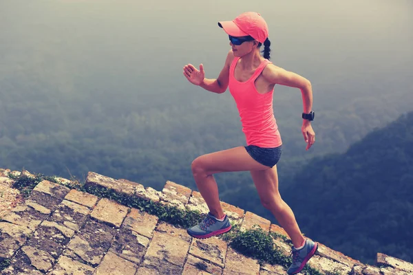 Νεαρή γυναίκα τρέχει στην κορυφή του βουνού — Φωτογραφία Αρχείου