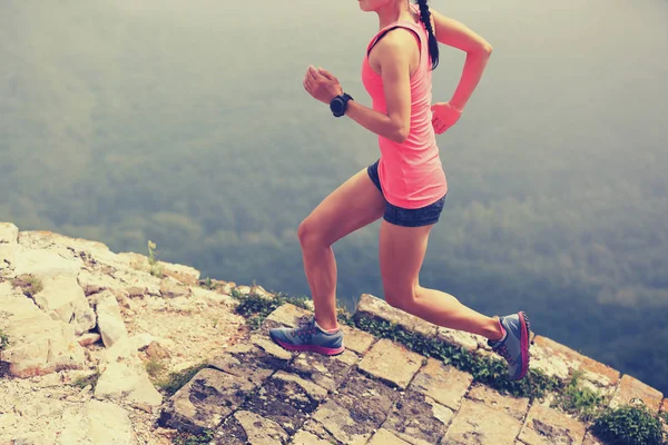 Mujer joven corriendo — Foto de Stock