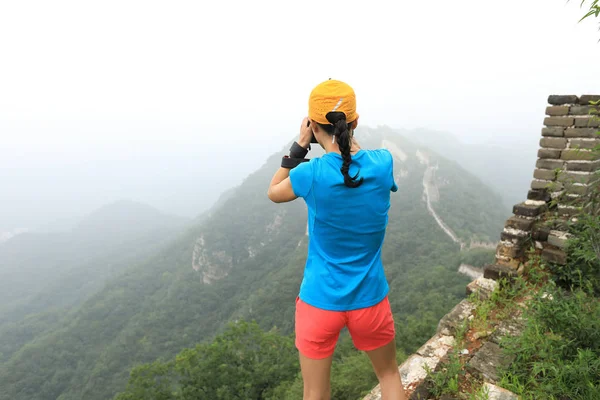 Fotoğraf çeken genç bir kadın.